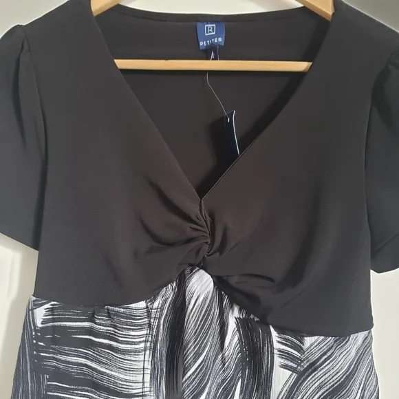 ⭐3/$25⭐ NWT Reitmans Women's Abstract Blouse Size LP - Picture 7 of 15